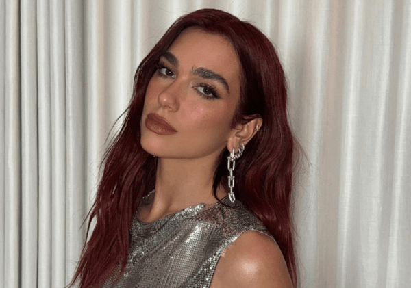 Dua Lipa για τον πόλεμο στο Ισραήλ «Το να καίμε παιδιά ζωντανά ποτέ δεν μπορεί να δικαιολογηθεί»