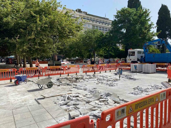 Ο δήμος Αθηναίων απολογείται για το σκάψιμο μπροστά από το περίπτερο της ΝΔ στο Σύνταγμα: Ήταν επείγουσες εργασίες