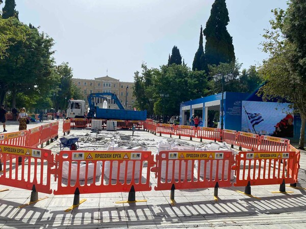 Σύνταγμα: Κάνουν έργα έξω από το εκλογικό περίπτερο της ΝΔ