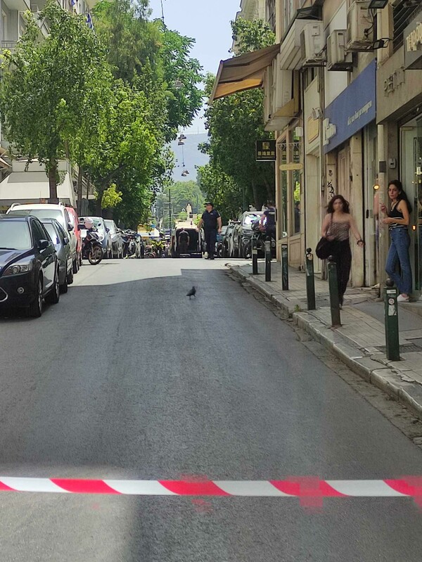 Ύποπτη βαλίτσα στην Αθήνα - Κλειστοί δρόμοι στο Σύνταγμα