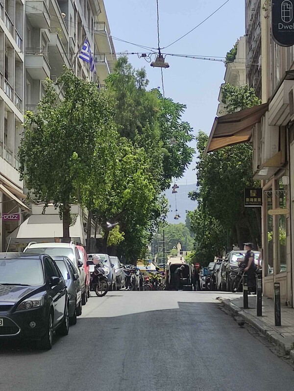 Ύποπτη βαλίτσα στην Αθήνα - Κλειστοί δρόμοι στο Σύνταγμα