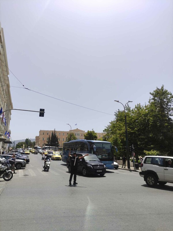 Ύποπτη βαλίτσα στην Αθήνα - Κλειστοί δρόμοι στο Σύνταγμα