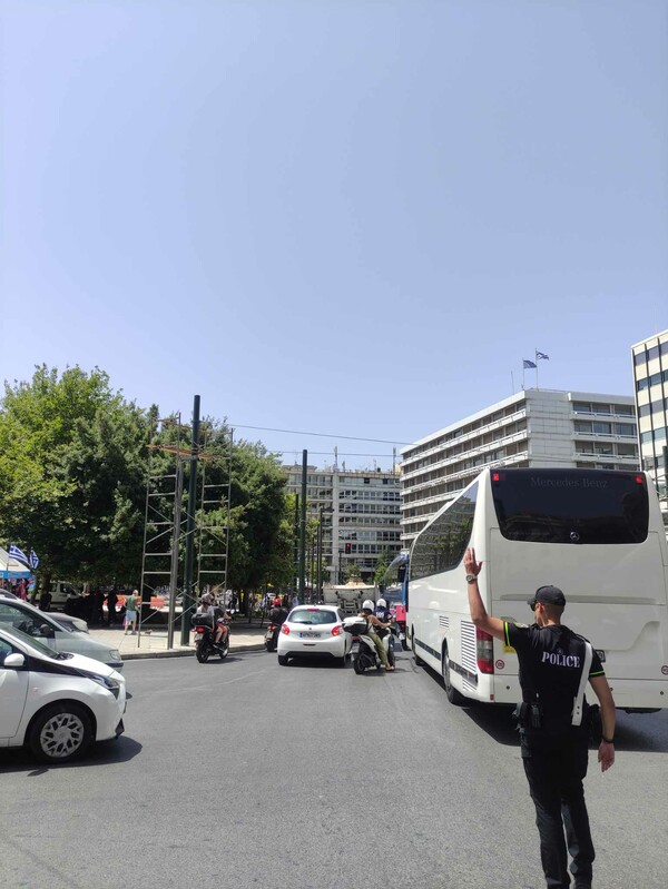 Ύποπτη βαλίτσα στην Αθήνα - Κλειστοί δρόμοι στο Σύνταγμα