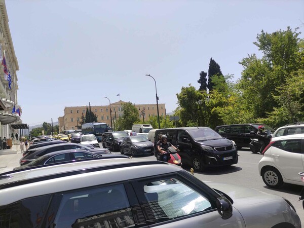 Ύποπτη βαλίτσα στην Αθήνα - Κλειστοί δρόμοι στο Σύνταγμα