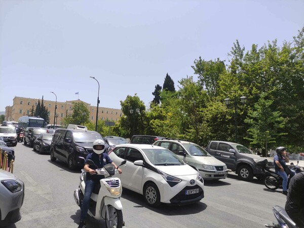 Ύποπτη βαλίτσα στην Αθήνα - Κλειστοί δρόμοι στο Σύνταγμα