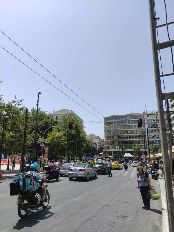 Ύποπτη βαλίτσα στην Αθήνα - Κλειστοί δρόμοι στο Σύνταγμα