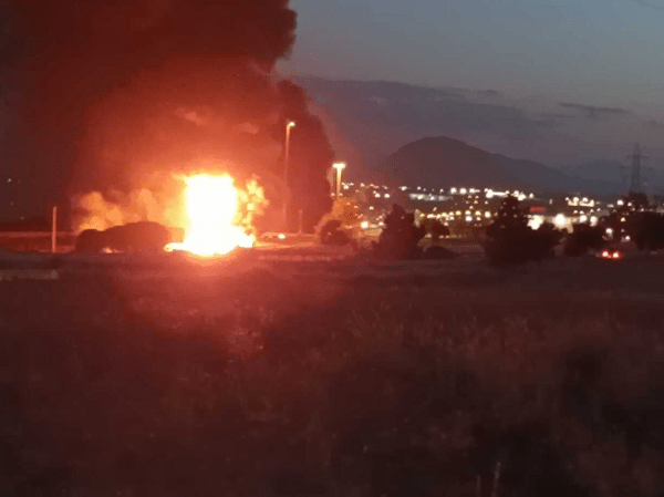 Μεγάλη φωτιά στην Αθηνών-Κορίνθου μετά από ανατροπή βυτιοφόρου