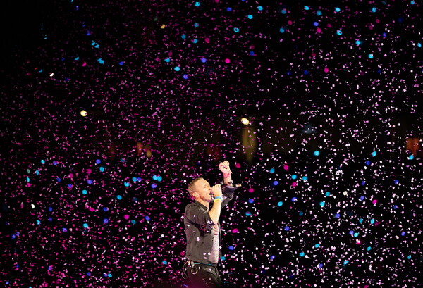 Coldplay: Άνοιξαν οι πύλες της συναυλίας με τους 60.000 θεατές