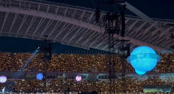 Coldplay: Ο Κρις Μάρτιν ευχαρίστησε στα ελληνικά το κοινό και «έριξε» το ΟΑΚΑ