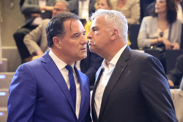 Δεξιοί εναντίον κεντρώων