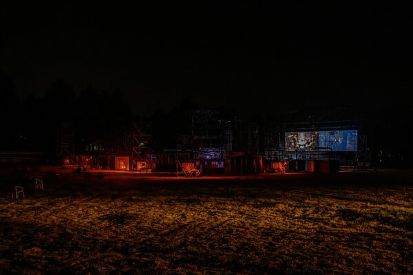 Μια «ελεύθερη» παράσταση για ελεύθερους θεατές. 1000 άνθρωποι, 1000 εμπειρίες.