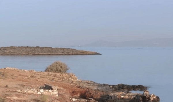 Καβούρι: Εξουδετερώθηκε με ελεγχόμενη έκρηξη νάρκη που βρέθηκε στη θάλασσα