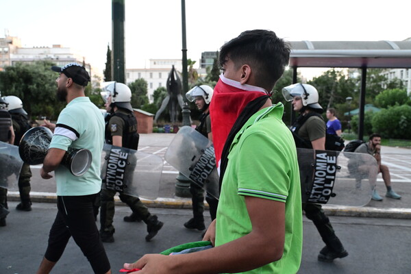 Ένας χρόνος από το πολύνεκρο ναυάγιο στην Πύλο- Εικόνες από την πορεία στο κέντρο της Αθήνας