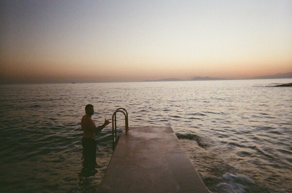 Ο Λίαμ Χέμσγουορθ αποθεώνει την Ελλάδα στο Instagram