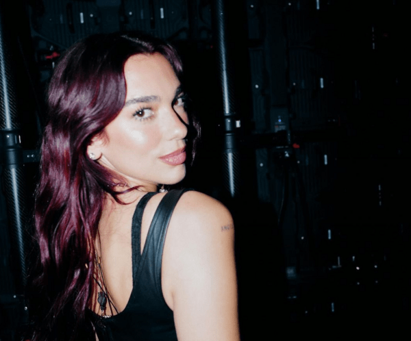 Dua Lipa: «Η κριτική για τον πόλεμο στη Γάζα είναι για το κοινό καλό»