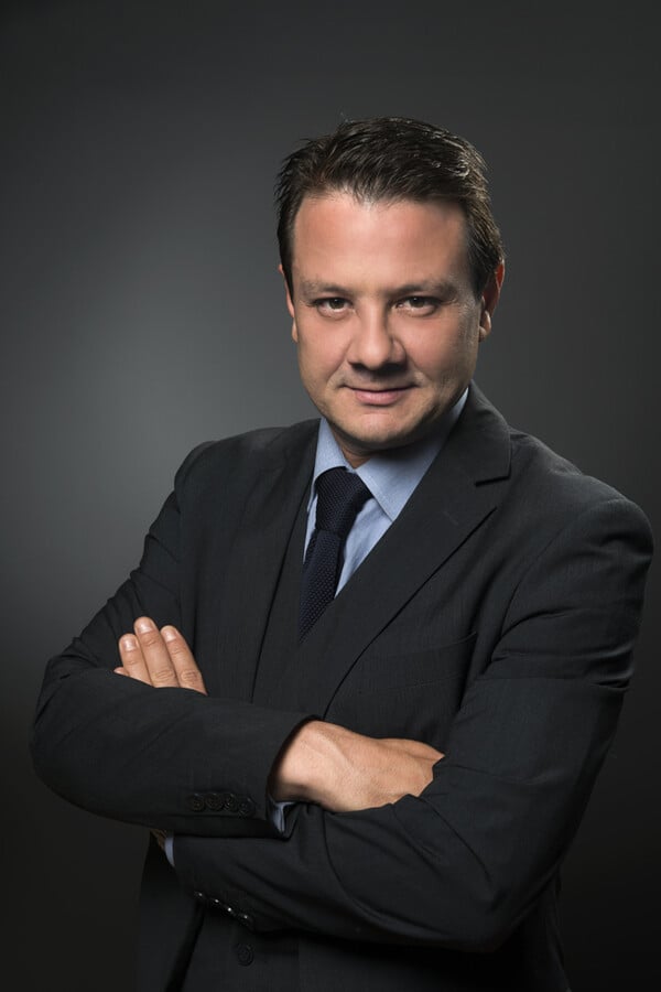 Κύριε Λύτρα, σας αναζητούν. Έχετε την καλοσύνη να παρουσιαστείτε;