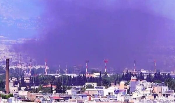 Υπό έλεγχο η φωτιά σε επιχείρηση στο Αιγάλεω - Αποκαταστάθηκε η κυκλοφορία