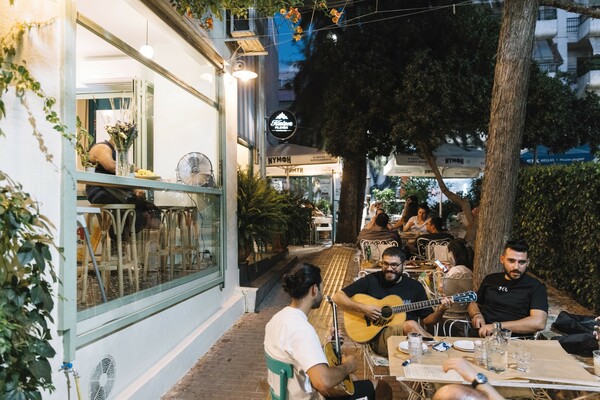 Μοιραζόμαστε κεφτέδες και μπίρες σε ένα άλσος 