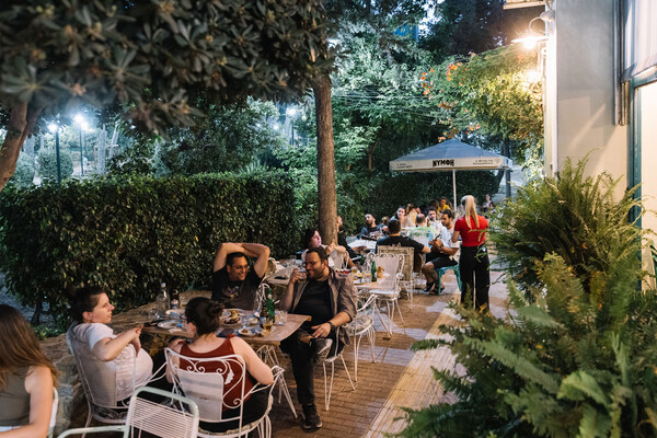 Μοιραζόμαστε κεφτέδες και μπίρες σε ένα άλσος