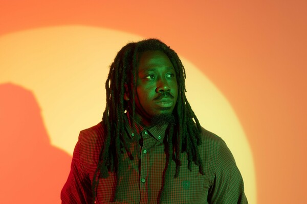 O MC Yinka κάνει μια βαθιά βουτιά στις μουσικές ρίζες του