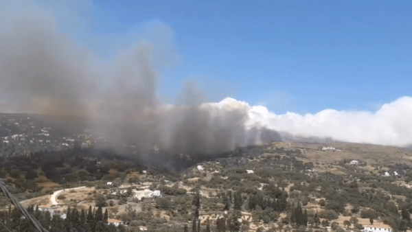 Φωτιά στην Άνδρο - Ήχησε το 112 για απομάκρυνση των κατοίκων