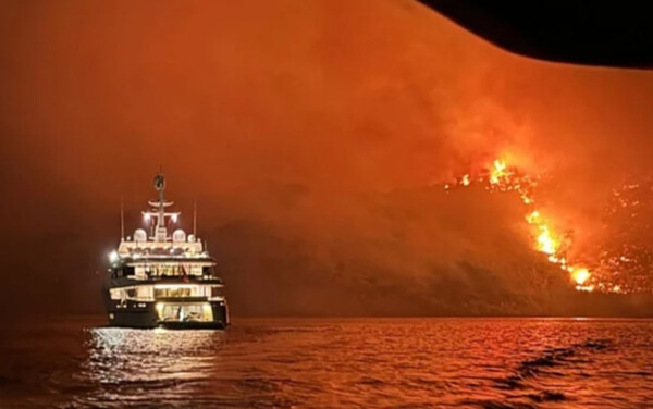 Μεγάλη φωτιά στην Ύδρα από σκάφος που πετούσε πυροτεχνήματα