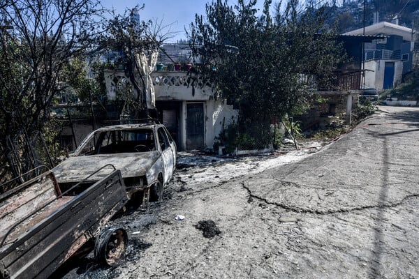 Φωτιά σε Αχαΐα και Ηλεία: Εικόνες από τις μεγάλες ζημιές που προκάλεσε