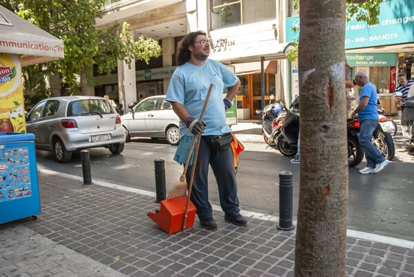 Αθήνα στεφανωμένη με βιολέτες