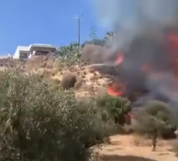 Φωτιά καίει τώρα κατοικημένη περιοχή σε χωριό του Ηρακλείου