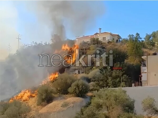 Φωτιά σε κατοικημένη περιοχή στο Ηράκλειο