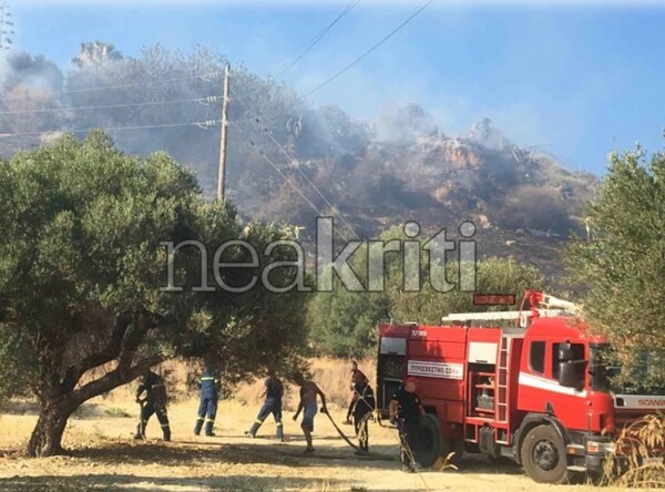 Φωτιά σε κατοικημένη περιοχή στο Ηράκλειο