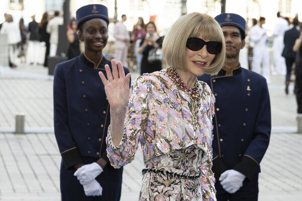 Παρίσι: Η Vogue έκανε την Place Vendôme πασαρέλα για τα 100 χρόνια μόδας, με σταρς, μοντέλα και αθλητές