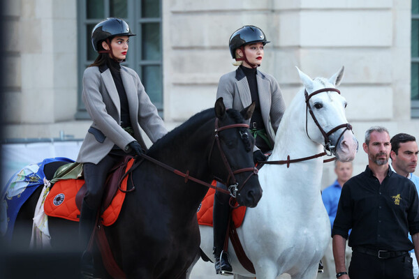 Παρίσι: Η Vogue έκανε την Place Vendôme πασαρέλα για τα 100 χρόνια μόδας, με σταρς, μοντέλα και αθλητές