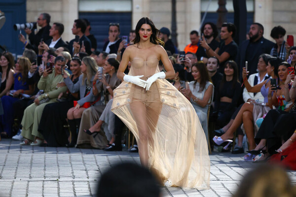 Παρίσι: Η Vogue έκανε την Place Vendôme πασαρέλα για τα 100 χρόνια μόδας, με σταρς, μοντέλα και αθλητές