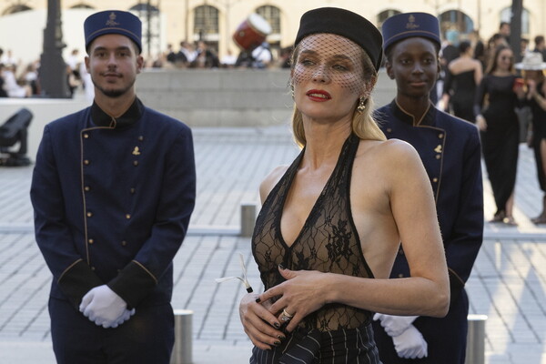 Παρίσι: Η Vogue έκανε την Place Vendôme πασαρέλα για τα 100 χρόνια μόδας, με σταρς, μοντέλα και αθλητές