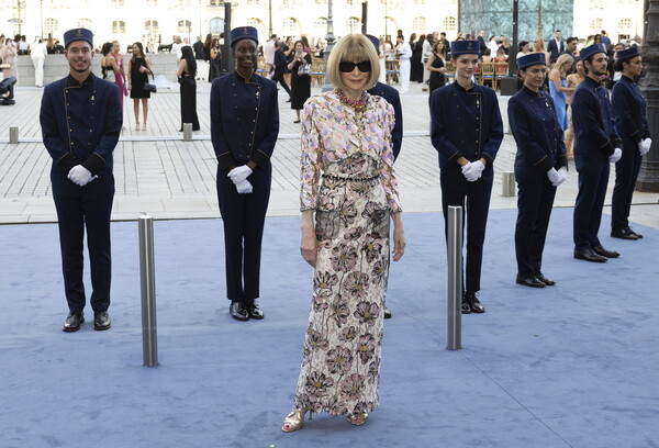 Παρίσι: Η Vogue έκανε την Place Vendôme πασαρέλα για τα 100 χρόνια μόδας, με σταρς, μοντέλα και αθλητές