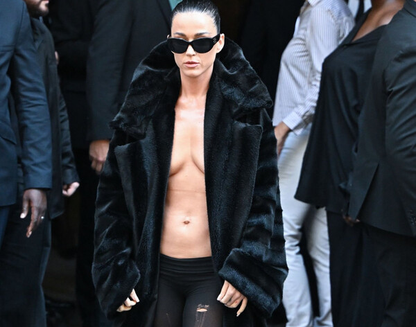 Κέιτι Πέρι: Εμφανίστηκε topless με σκισμένο καλσόν και ανοιχτό σακάκι στην Εβδομάδα Μόδας του Παρισιού