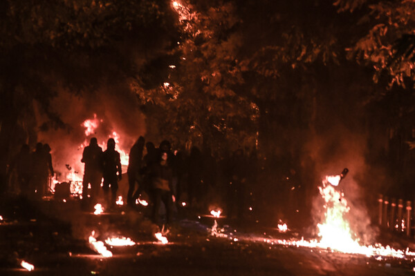 Μολότοφ στο σπίτι της προέδρου του Αρείου Πάγου: Με εγκαύματα δευτέρου βαθμού ο αστυνομικός