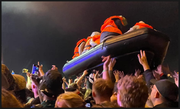 Έργο του Banksy για το μεταναστευτικό στο Glastonbury