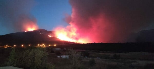 Μαίνεται η φωτιά στο Δίστομο: Καίει δύσβατο σημείο