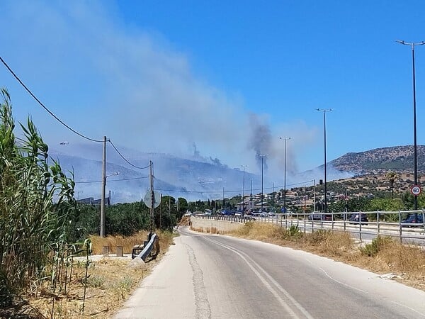 Φωτιά στην Κερατέα: Σπίτια παραδόθηκαν στις φλόγες, «Απομακρυνθείτε προς Λαύριο»