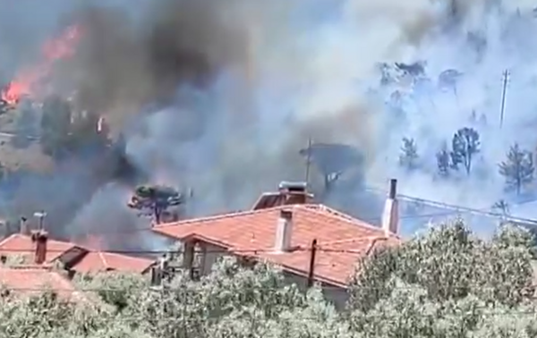 Φωτιά τώρα κοντά σε σπίτια στην Πλάκα Κερατέας – Μήνυμα του 112 