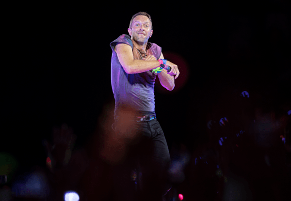 Coldplay: Κυκλοφόρησε το νέο βιντεοκλίπ που γυρίστηκε στο Ηρώδειο