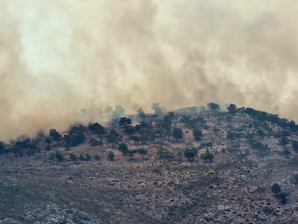 Φωτιά στη Χίο: Πέντε πυροσβέστες τραυματίστηκαν - Ενισχύονται οι δυνάμεις από Αθήνα, Λέσβο και Ρόδο