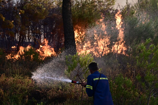 Φωτιά στη Σταμάτα: Σε ισχύ ακόμα οι εκτροπές κυκλοφορίας