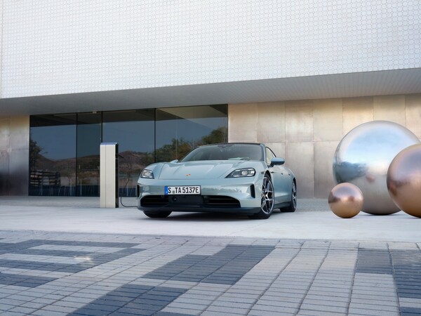 Στην Ελλάδα οι νέες Porsche Panamera και Taycan 