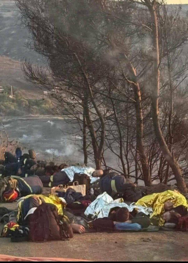 Φωτιά στην Κω: Πυροσβέστες ξαπλώνουν στο χώμα για να ξεκουραστούν
