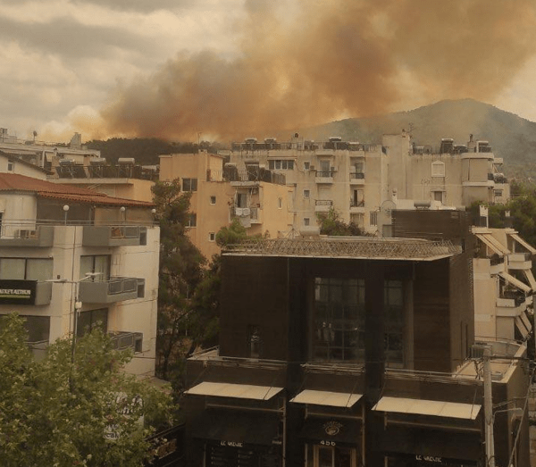 Φωτιά στα Γλυκά Νερά: Μήνυμα από το 112 - Δείτε φωτογραφίες