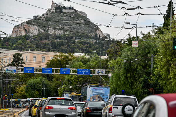 Κίνηση στους δρόμους: Προβλήματα σε Μεσογείων, Κατεχάκη και άλλος δρόμους- Καθυστερήσεις στην Αττική Οδό