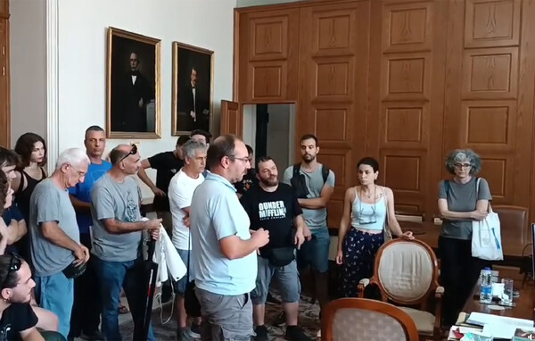 Αντιπρύτανης ΕΚΠΑ σε διαδηλωτές: «Έξω από το γραφείο μου, ρε!»